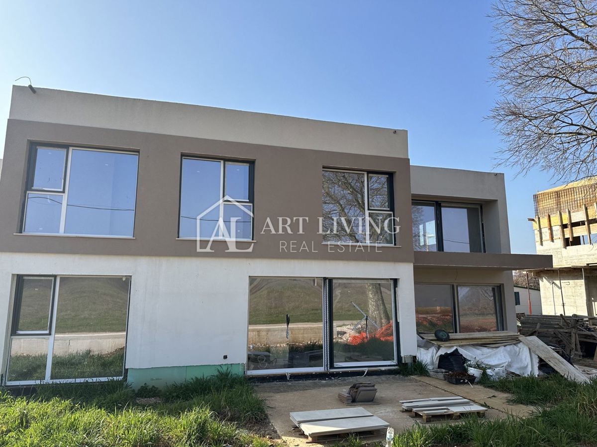 Poreč, okolica - trisobno stanovanje s strešno teraso, 90 m2 - PRILOŽNOST