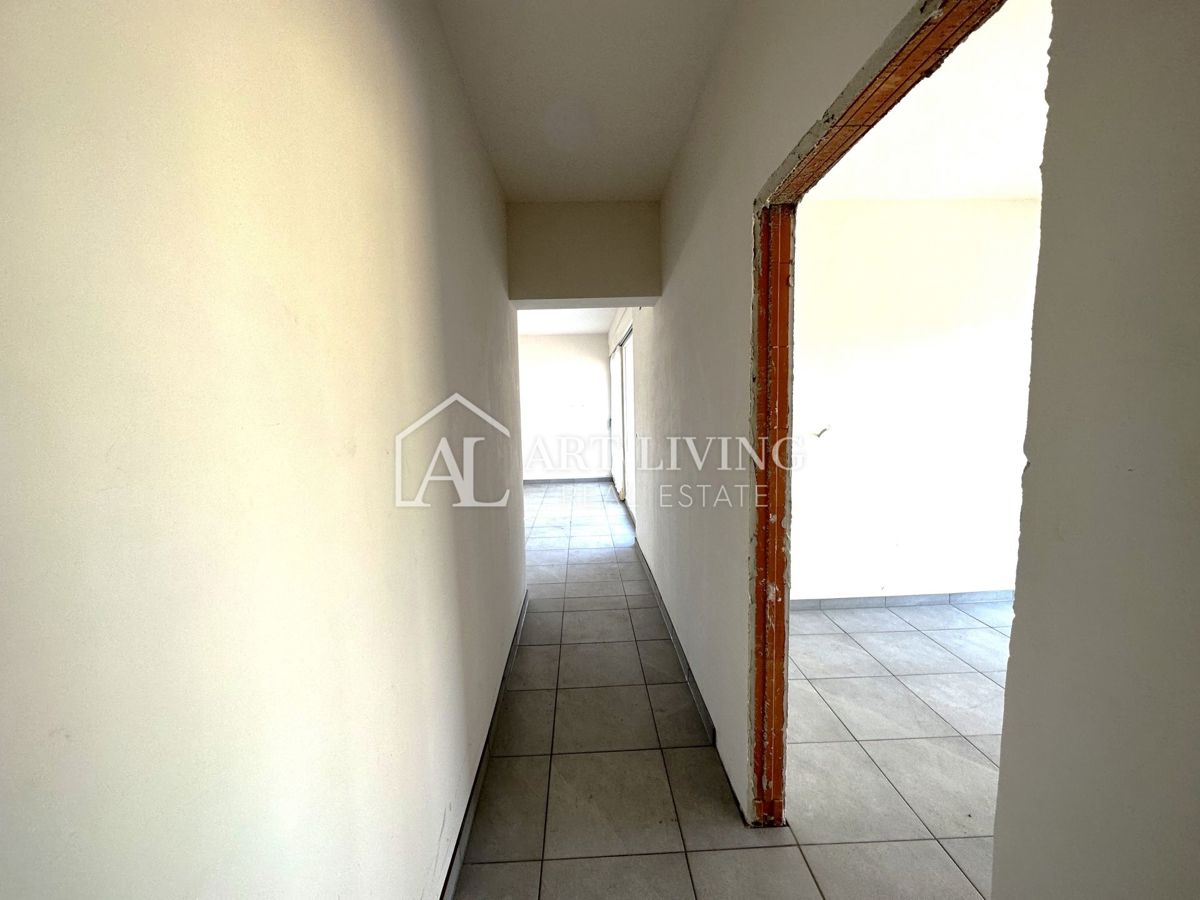 Poreč, okolica - trisobno stanovanje s strešno teraso, 90 m2 - PRILOŽNOST