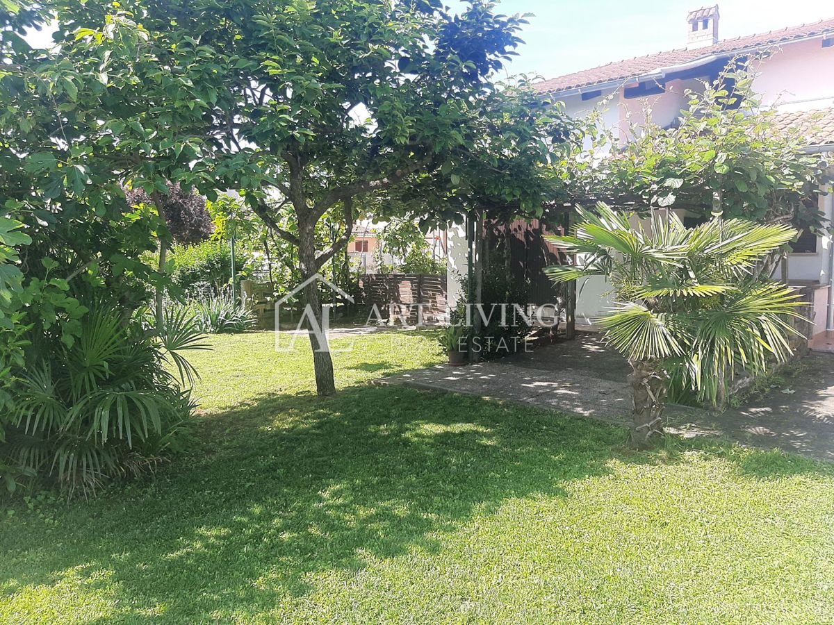 Istra, Umag, okolica - dvojček na mirni lokaciji, 300 m od morja