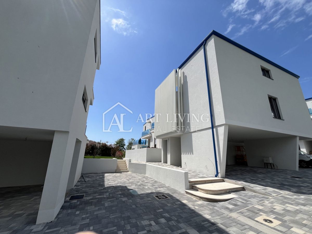 Istra, Umag, okolica - atraktivno stanovanje v prvem nadstropju, 300 m od morja