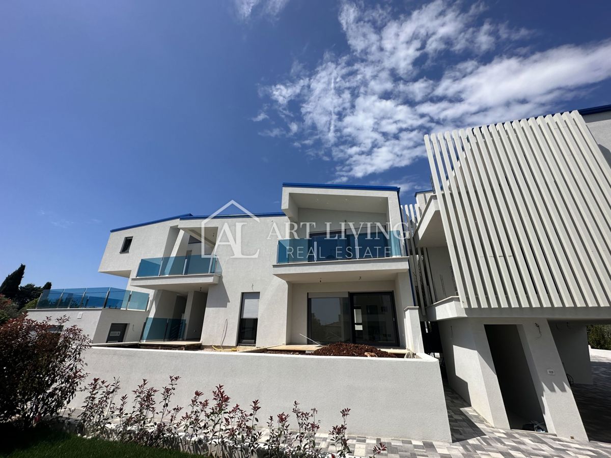 Istra, Umag, okolica - atraktivno stanovanje v prvem nadstropju, 300 m od morja