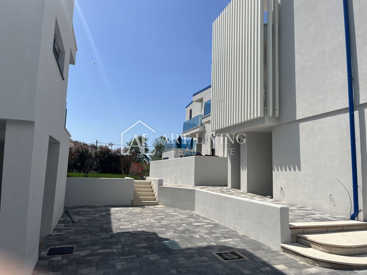 Istra, Umag, okolica - atraktivno stanovanje v prvem nadstropju, 300 m od morja