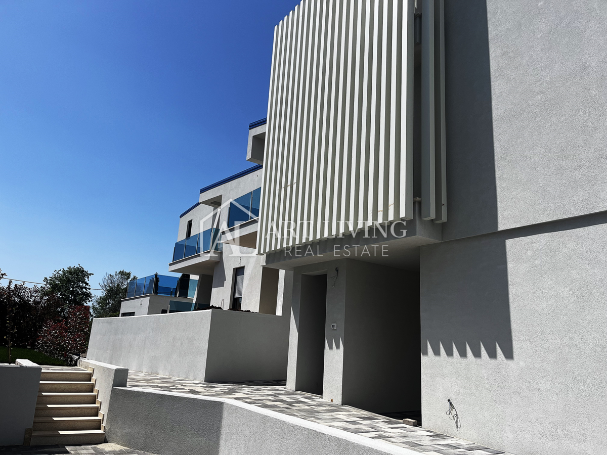 Istra, Umag, okolica - atraktivno stanovanje v prvem nadstropju, 300 m od morja