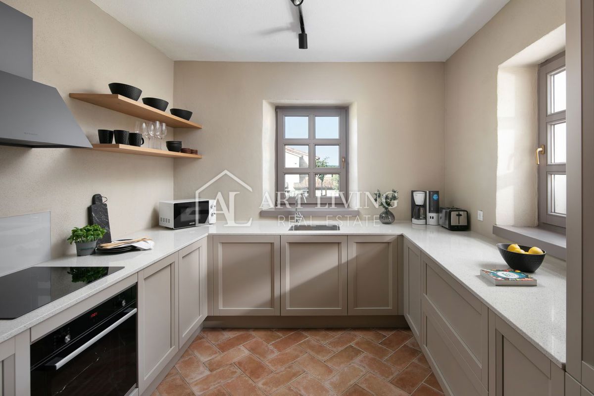 Poreč-okolica, razkošna kamnita vila v rustikalnem slogu z bazenom