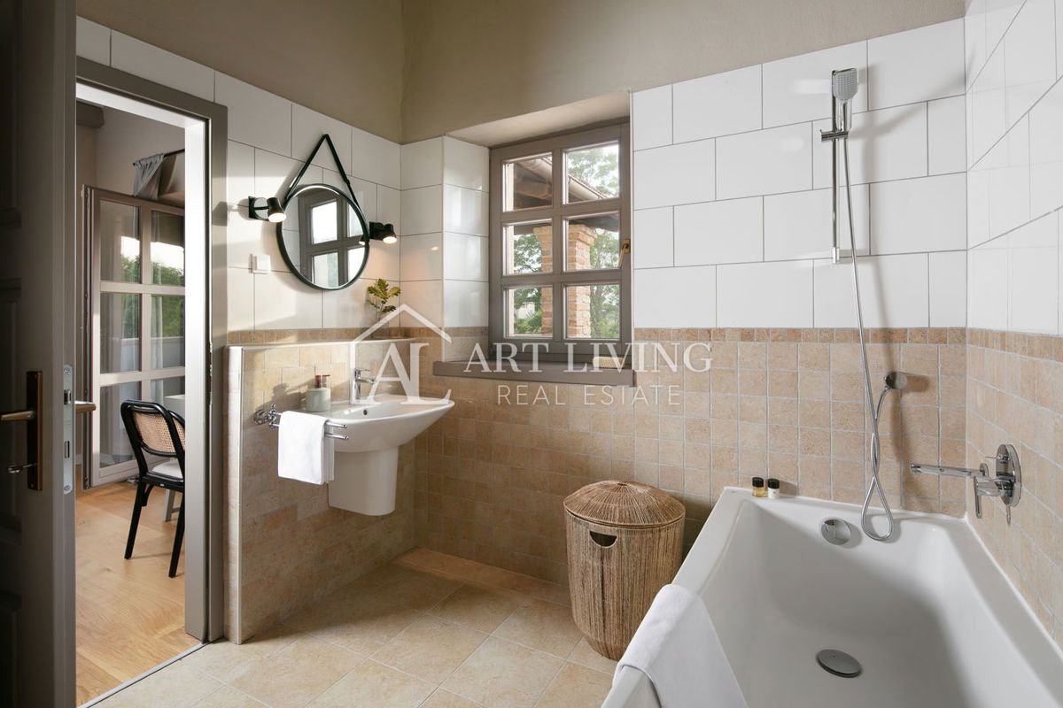 Poreč-okolica, razkošna kamnita vila v rustikalnem slogu z bazenom