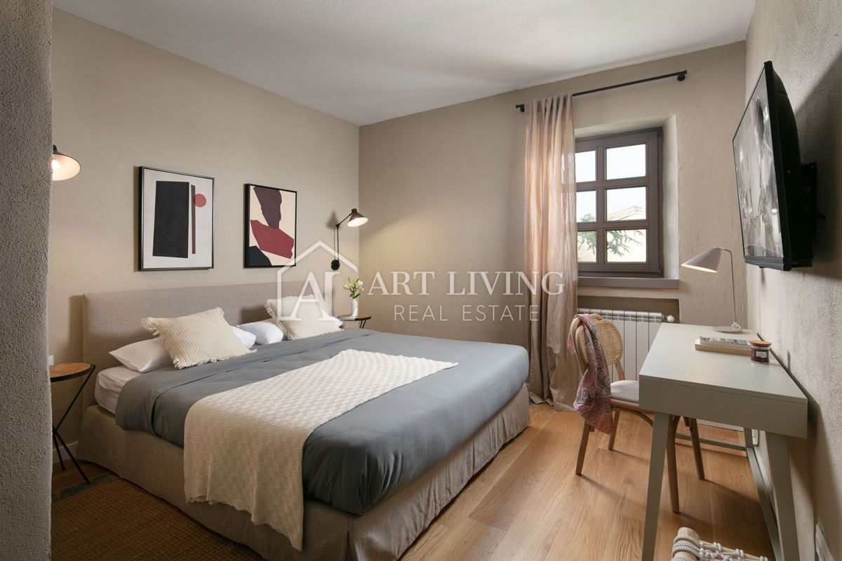 Poreč-okolica, razkošna kamnita vila v rustikalnem slogu z bazenom