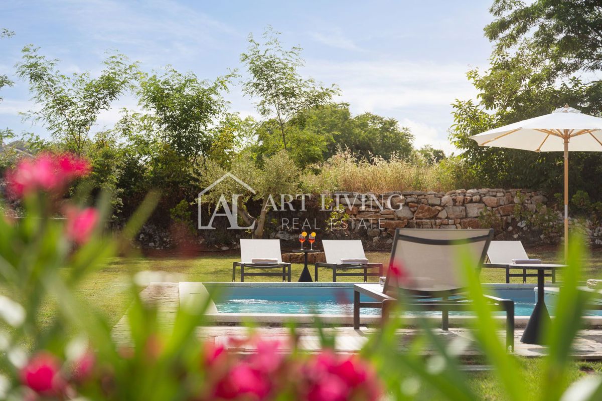 Poreč-okolica, razkošna kamnita vila v rustikalnem slogu z bazenom