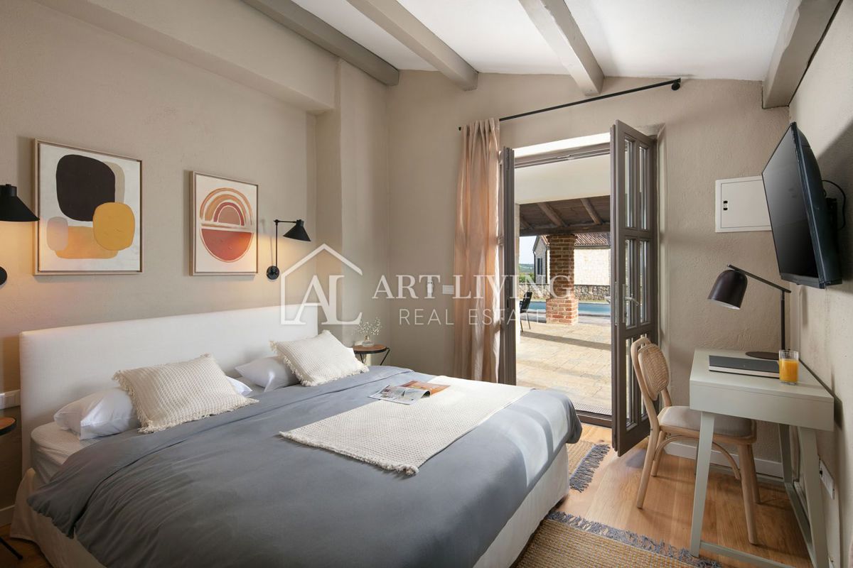 Poreč-okolica, razkošna kamnita vila v rustikalnem slogu z bazenom