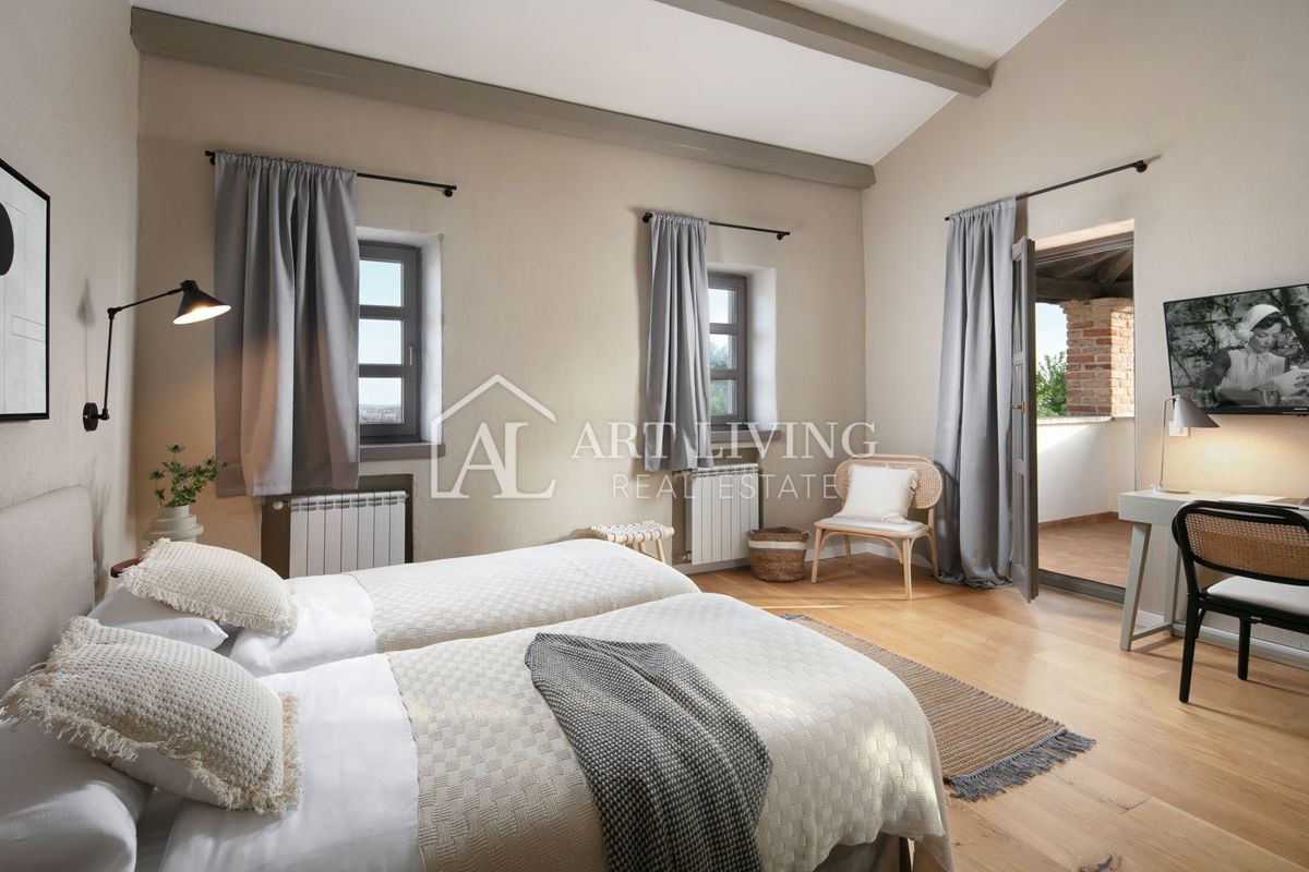 Poreč-okolica, razkošna kamnita vila v rustikalnem slogu z bazenom