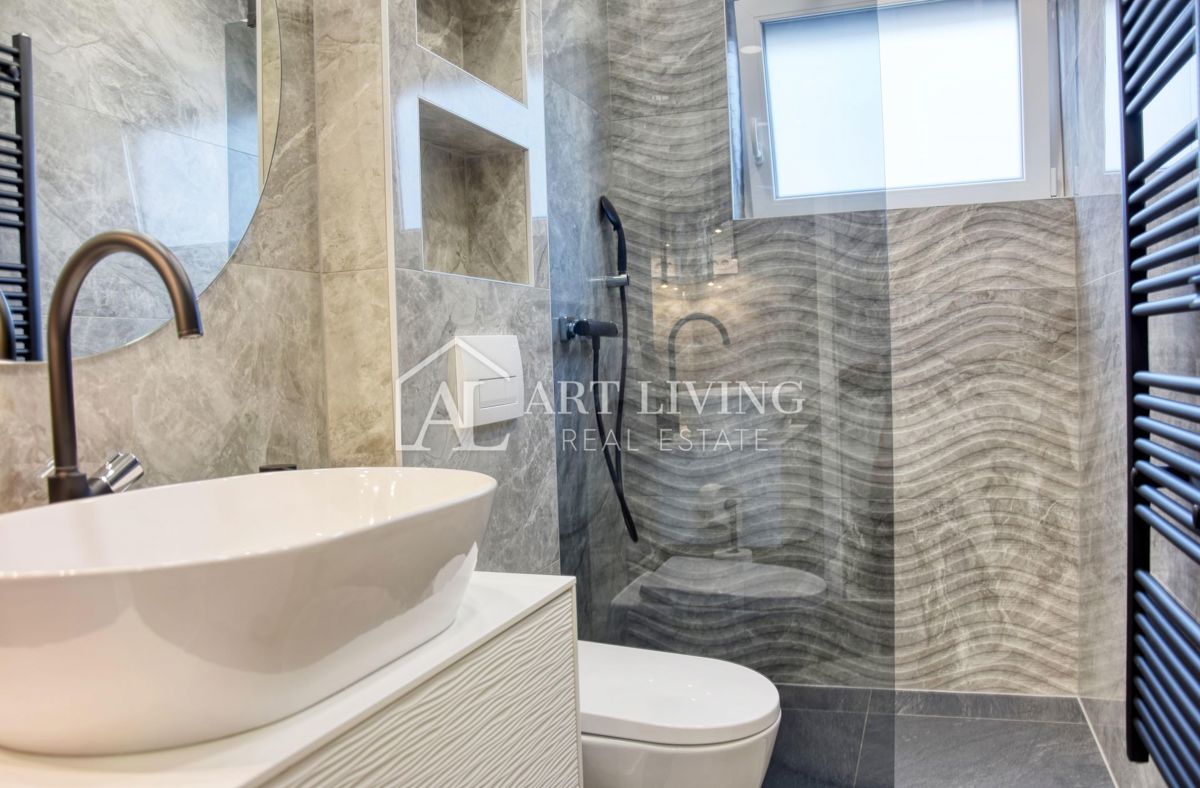 Poreč, luksuzno trisobno stanovanje, 100 m2, 800 m od morja