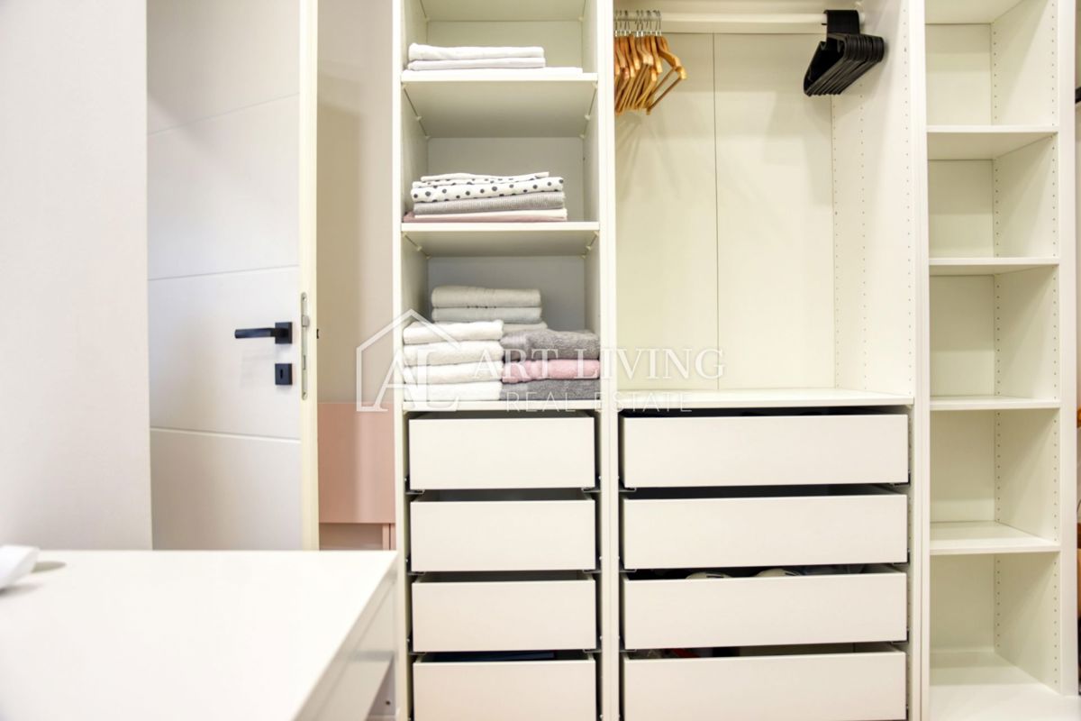 Poreč, luksuzno trisobno stanovanje, 100 m2, 800 m od morja