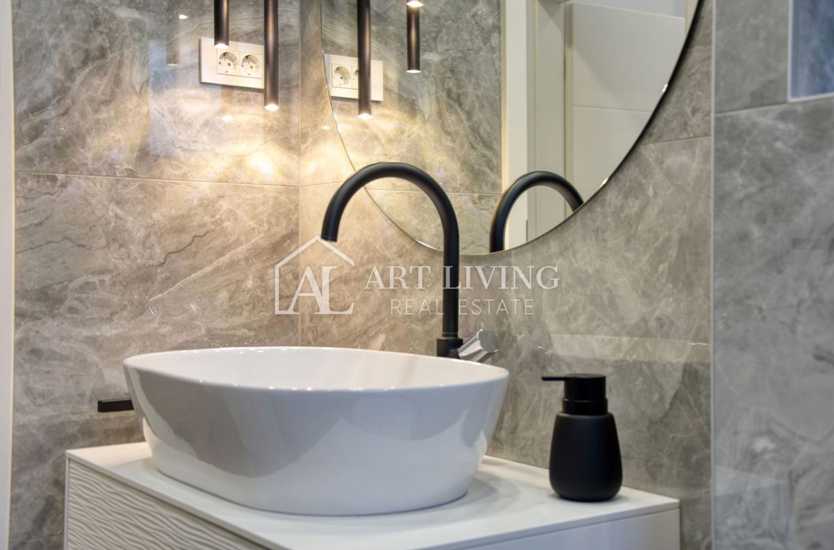 Poreč, luksuzno trisobno stanovanje, 100 m2, 800 m od morja