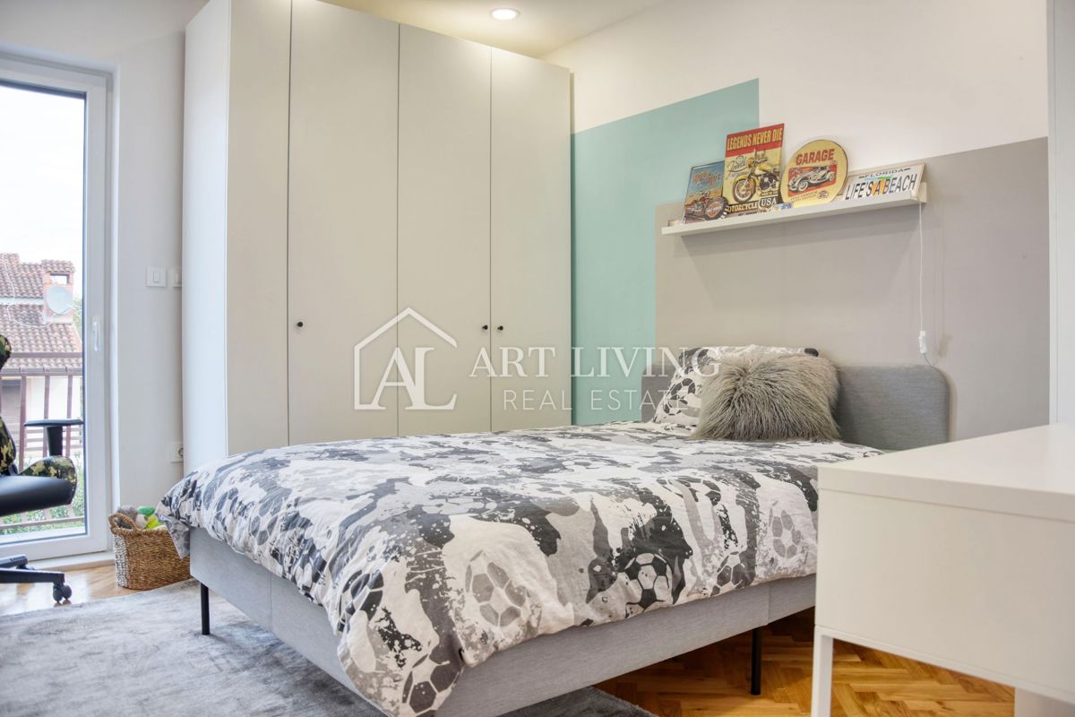 Poreč, luksuzno trisobno stanovanje, 100 m2, 800 m od morja