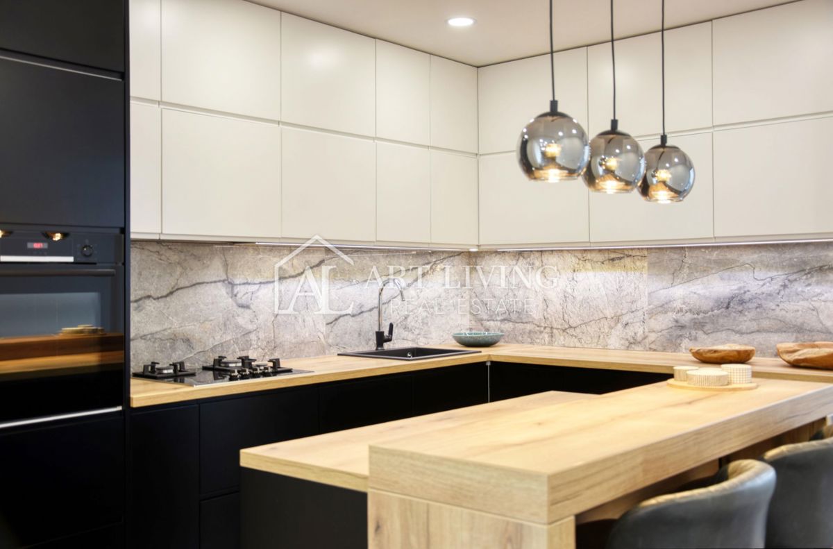 Poreč, luksuzno trisobno stanovanje, 100 m2, 800 m od morja