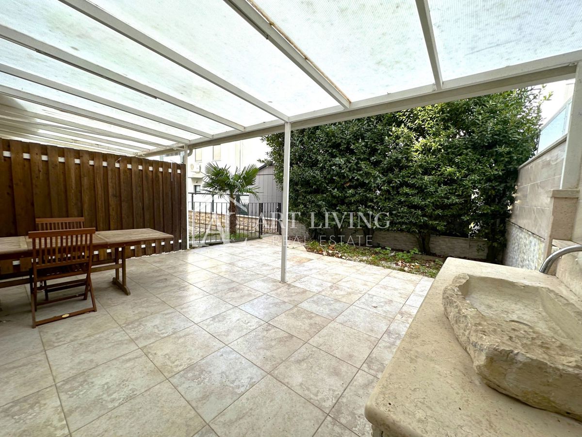 Novigrad – Dvosobno stanovanje, 61 m², z lastno okućnico, top lokacija!