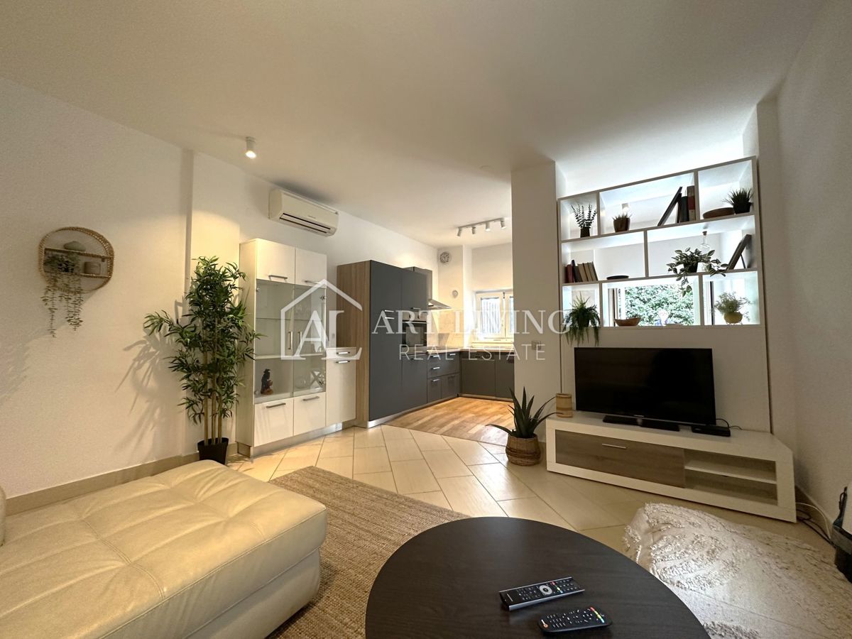 Novigrad – Dvosobno stanovanje, 61 m², z lastno okućnico, top lokacija!