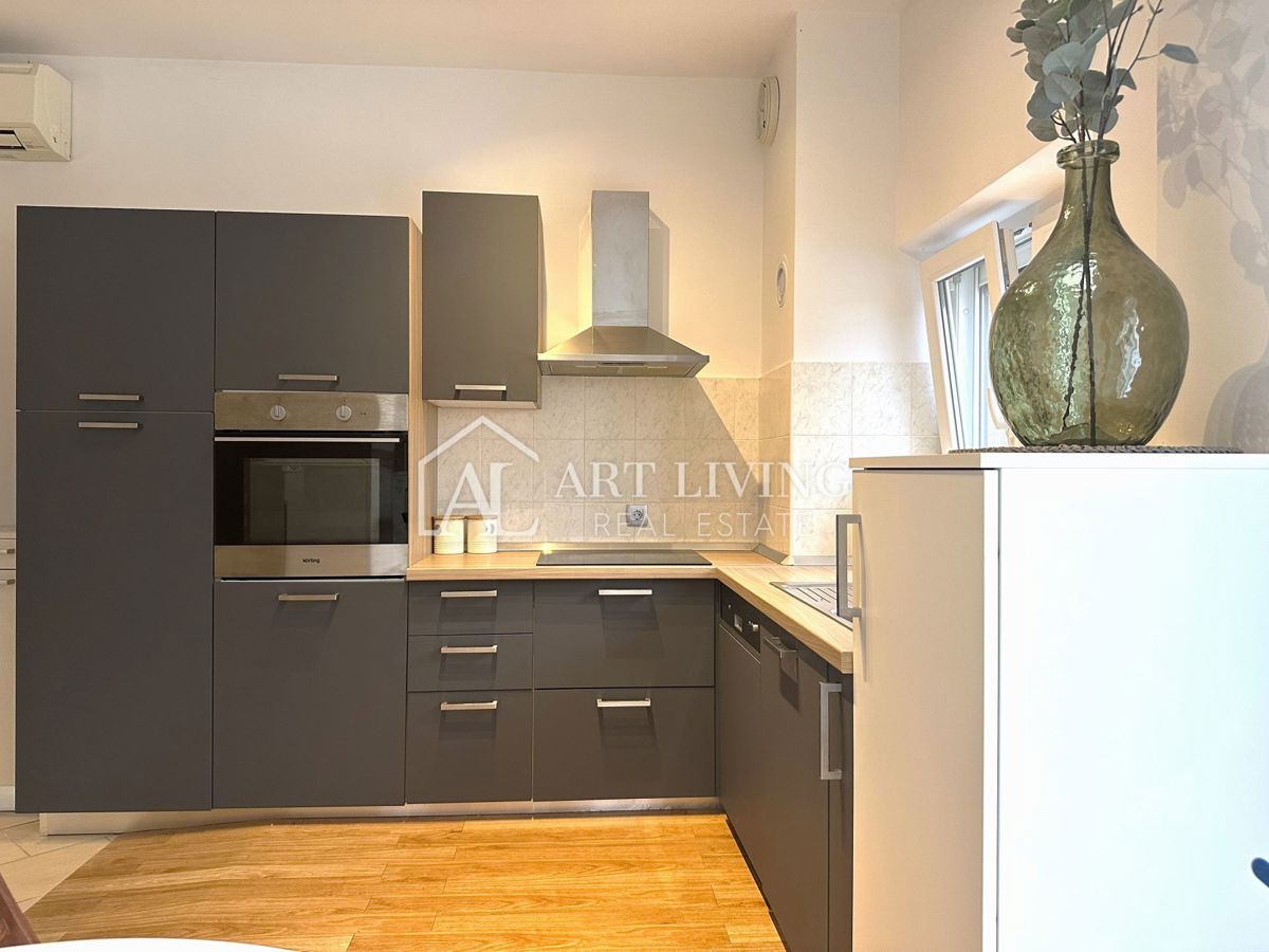 Novigrad – Dvosobno stanovanje, 61 m², z lastno okućnico, top lokacija!