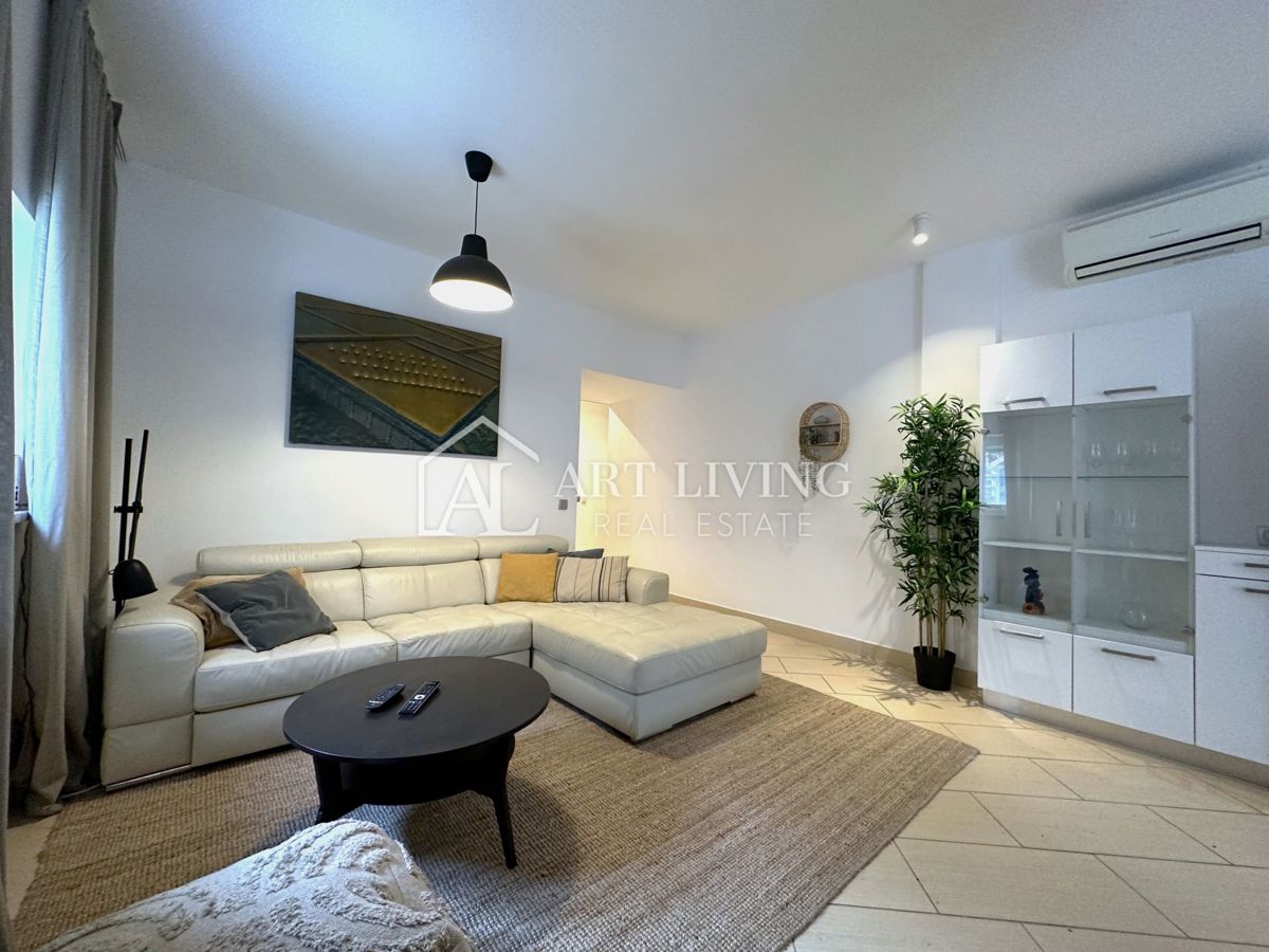 Novigrad – Dvosobno stanovanje, 61 m², z lastno okućnico, top lokacija!