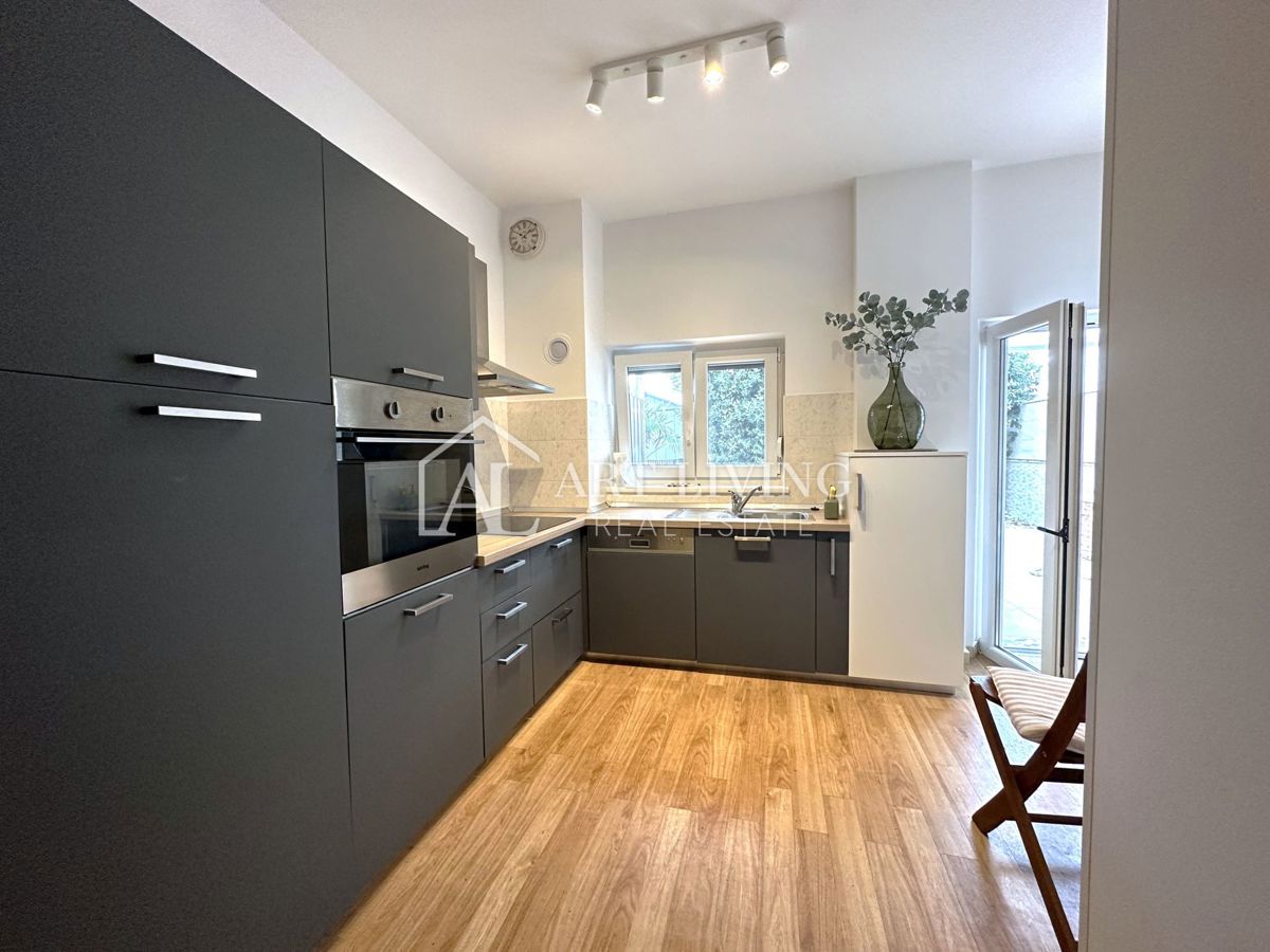 Novigrad – Dvosobno stanovanje, 61 m², z lastno okućnico, top lokacija!