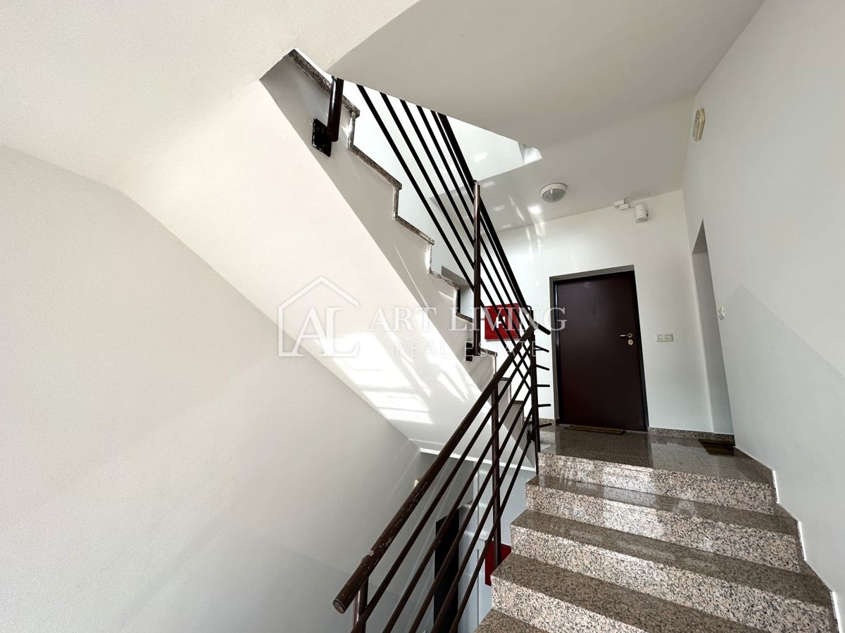 Novigrad – Dvosobno stanovanje, 61 m², z lastno okućnico, top lokacija!