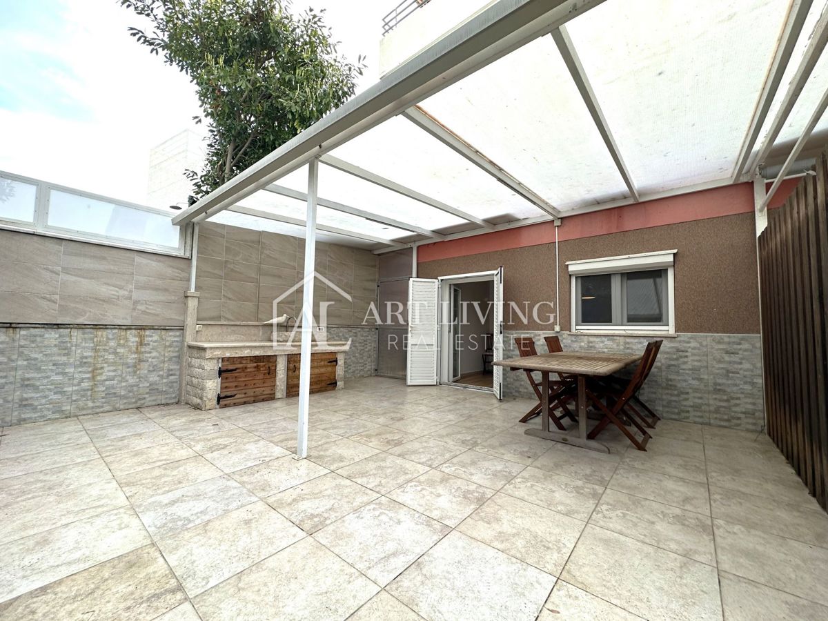 Novigrad – Dvosobno stanovanje, 61 m², z lastno okućnico, top lokacija!