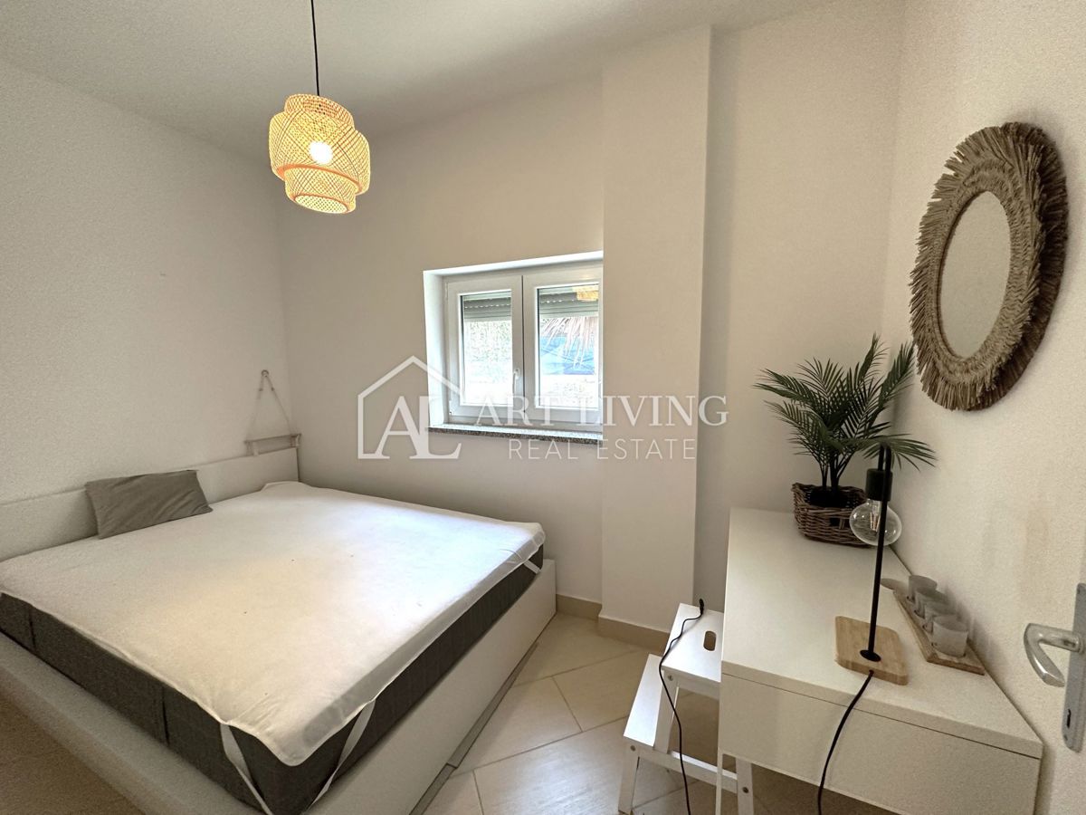 Novigrad – Dvosobno stanovanje, 61 m², z lastno okućnico, top lokacija!