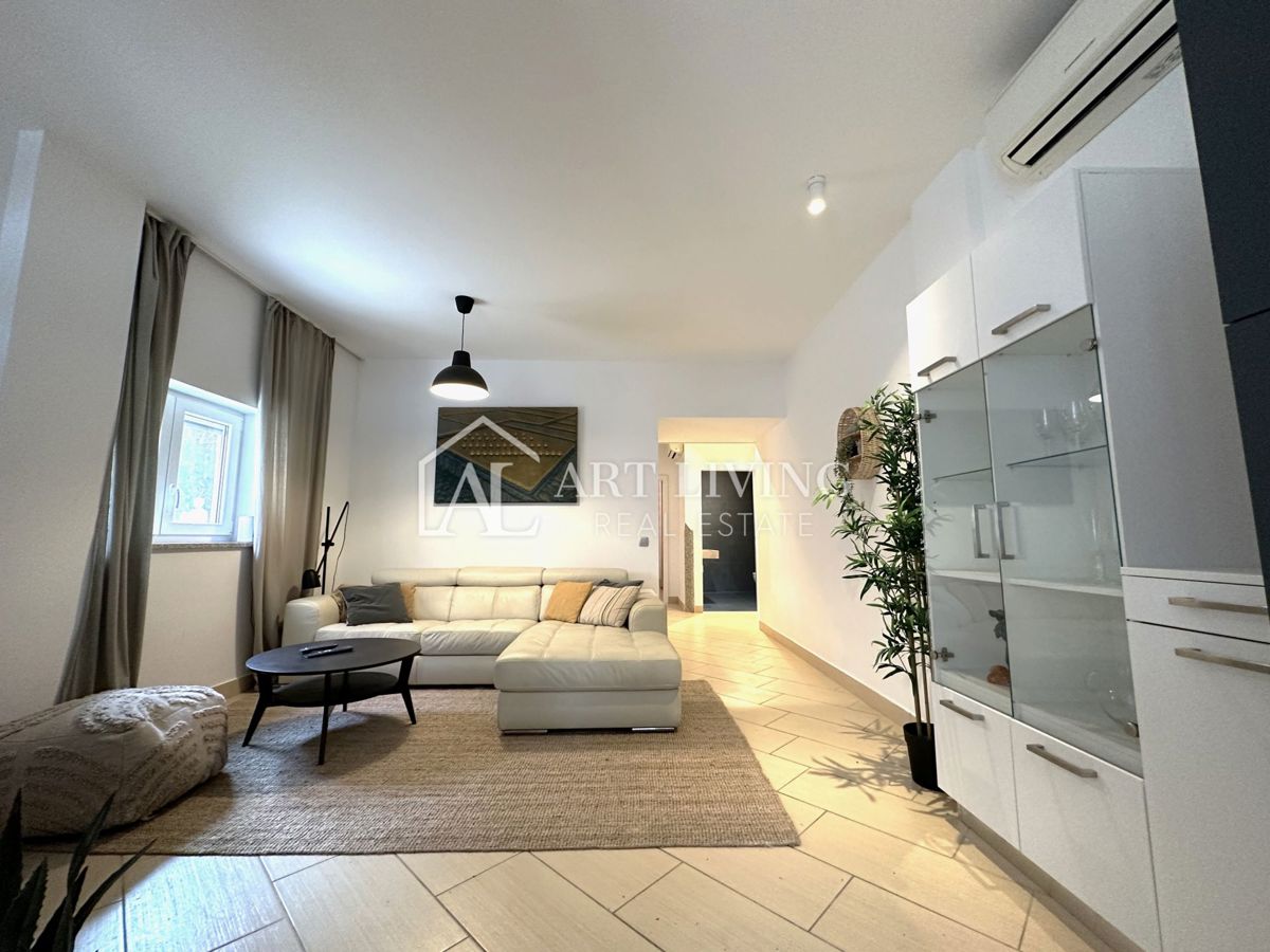 Novigrad – Dvosobno stanovanje, 61 m², z lastno okućnico, top lokacija!