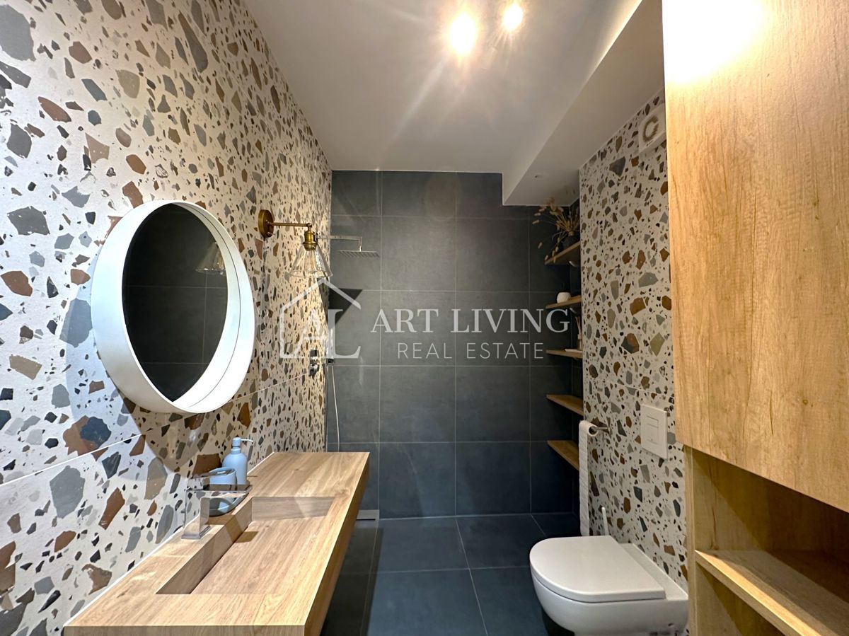 Novigrad – Dvosobno stanovanje, 61 m², z lastno okućnico, top lokacija!