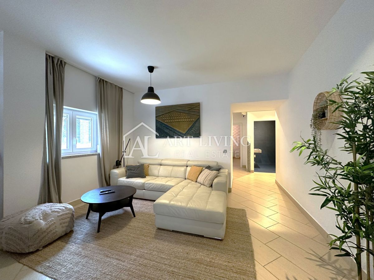 Novigrad – Dvosobno stanovanje, 61 m², z lastno okućnico, top lokacija!