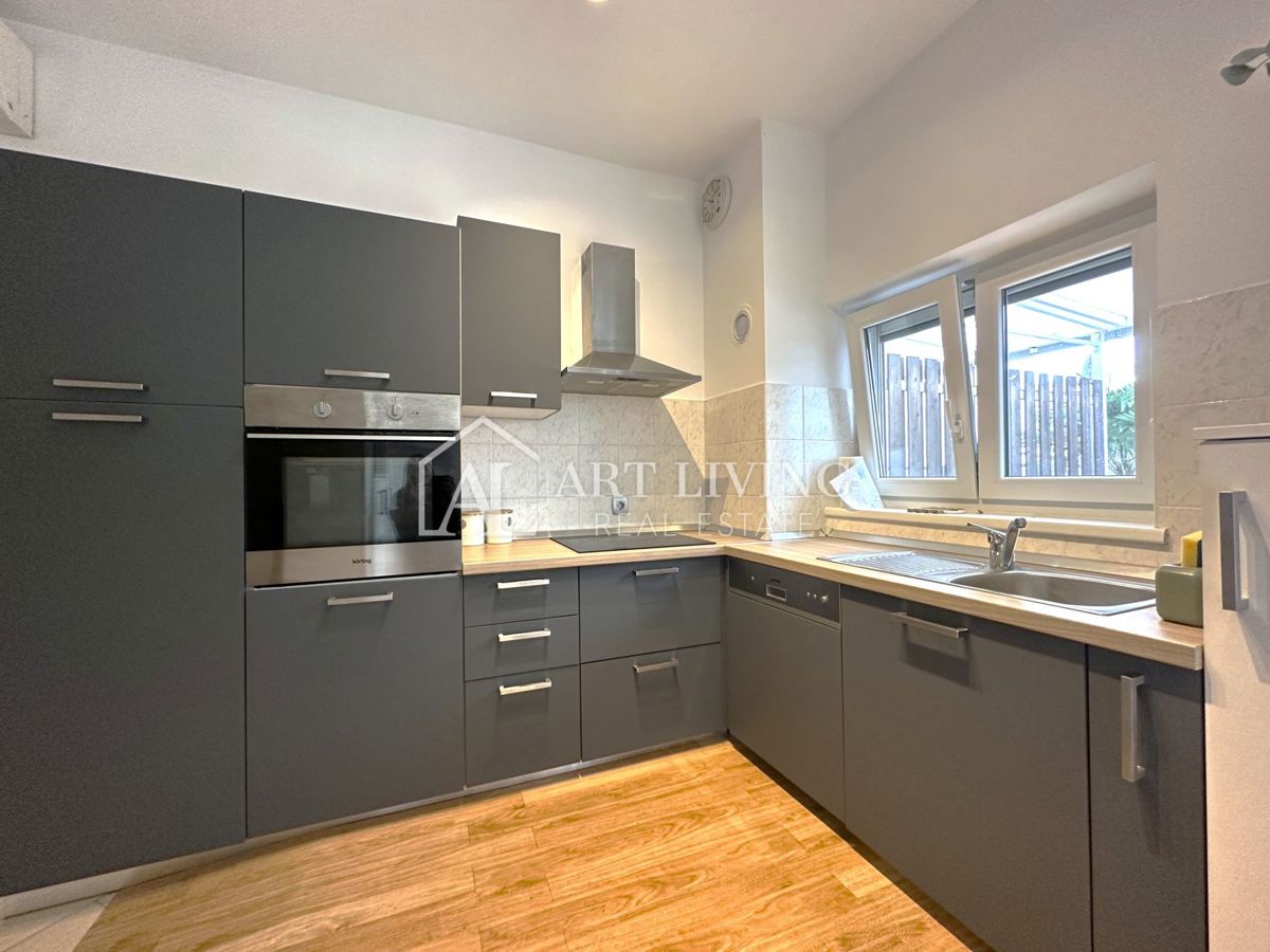 Novigrad – Dvosobno stanovanje, 61 m², z lastno okućnico, top lokacija!