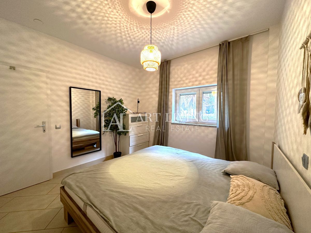 Novigrad – Dvosobno stanovanje, 61 m², z lastno okućnico, top lokacija!