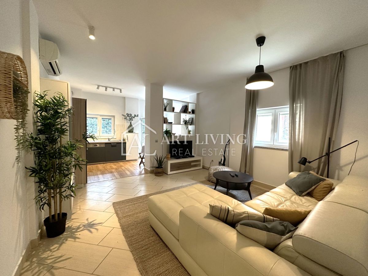 Novigrad – Dvosobno stanovanje, 61 m², z lastno okućnico, top lokacija!