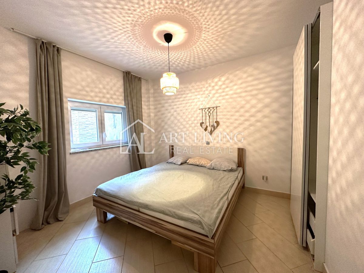 Novigrad – Dvosobno stanovanje, 61 m², z lastno okućnico, top lokacija!