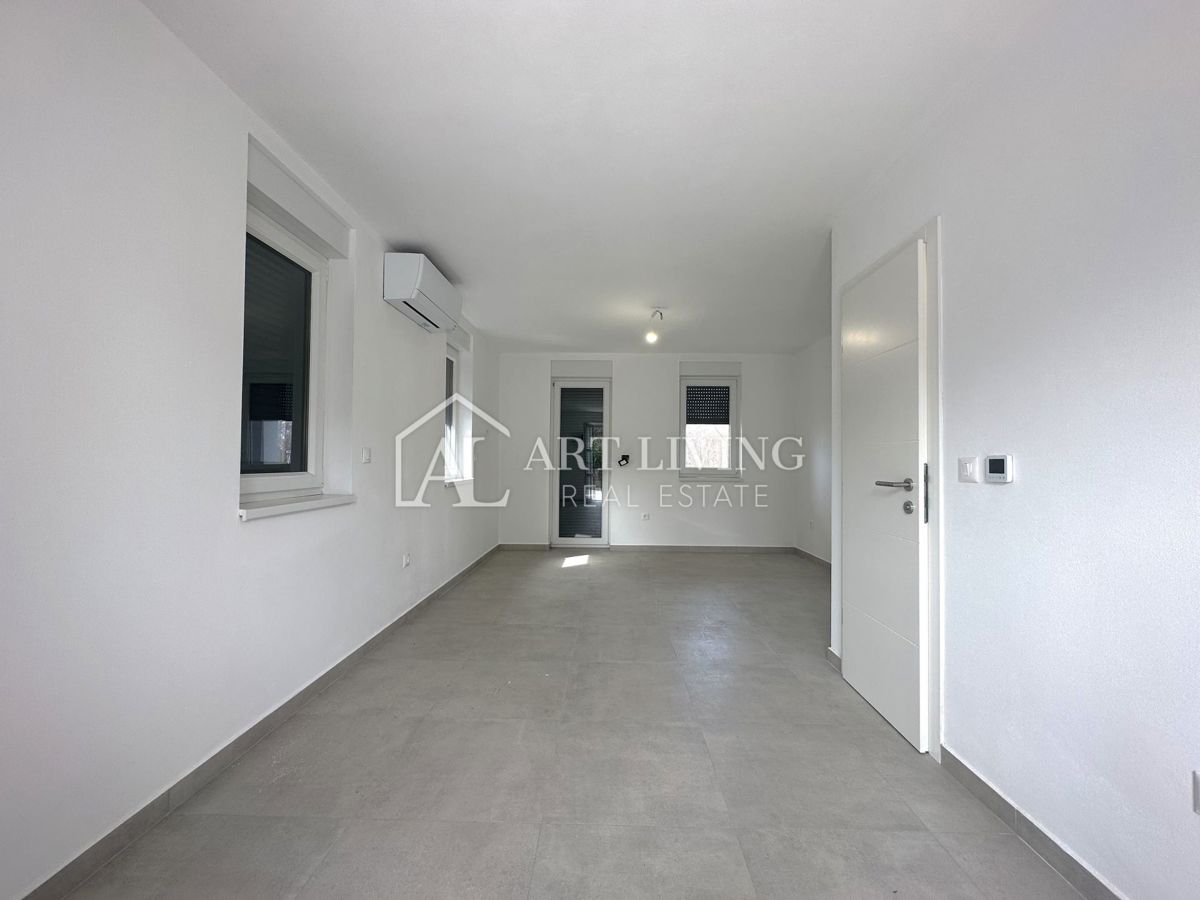 Poreč, okolica - dvosobno, dvoetažno stanovanje z vrtom velikosti 135 m2