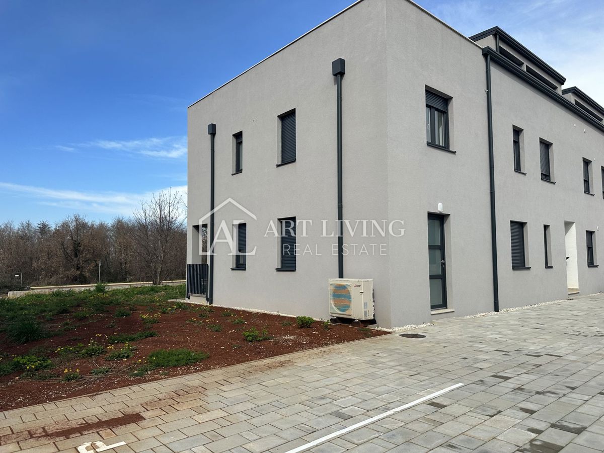 Poreč, okolica - dvosobno, dvoetažno stanovanje z vrtom velikosti 135 m2