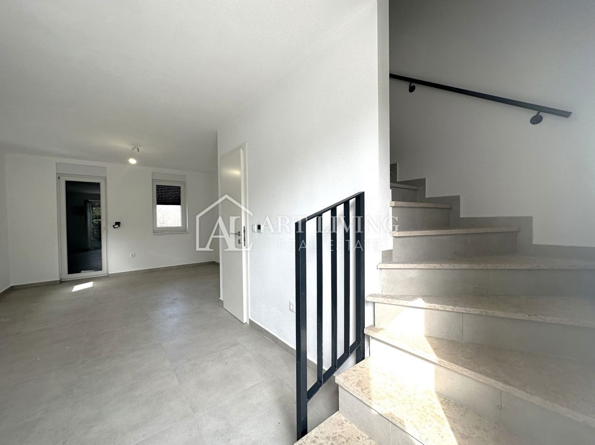 Poreč, okolica - dvosobno, dvoetažno stanovanje z vrtom velikosti 135 m2