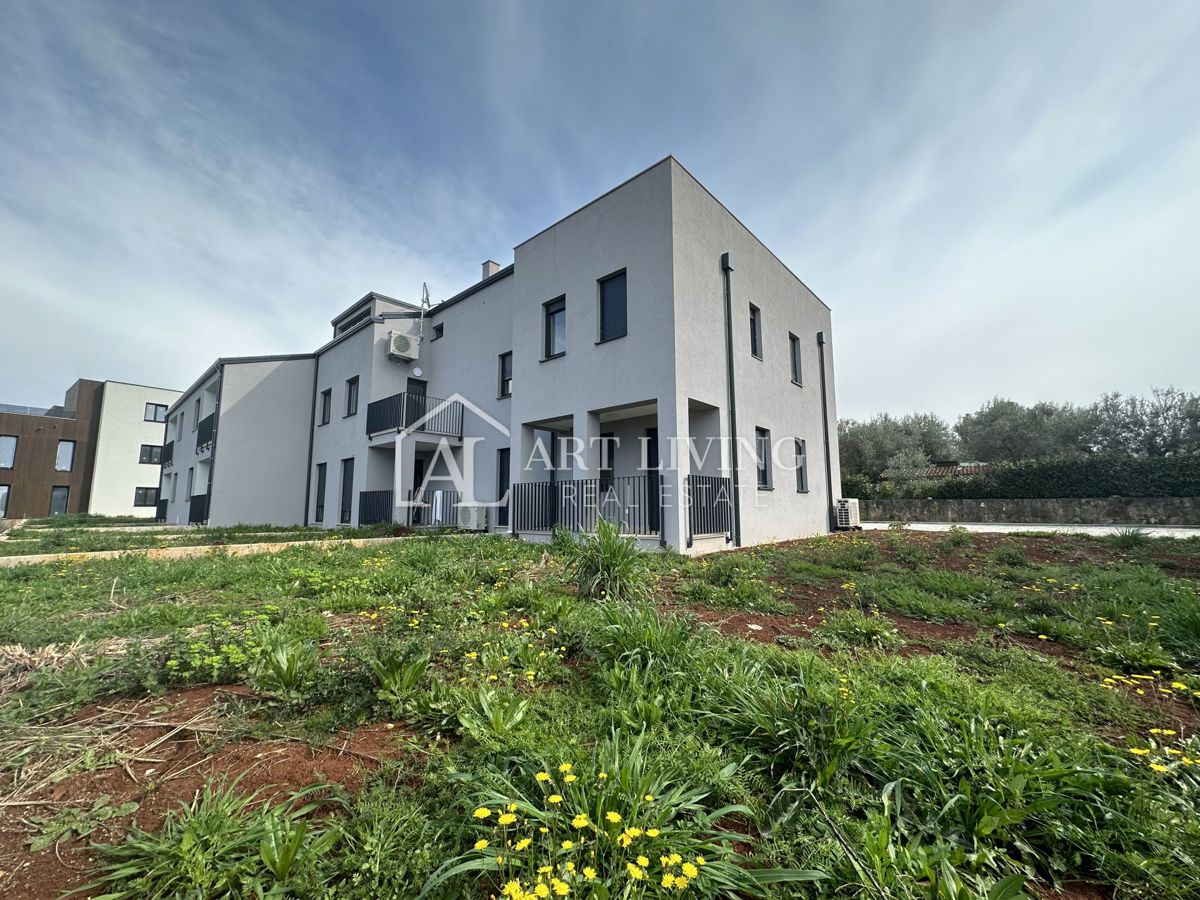 Poreč, okolica - dvosobno, dvoetažno stanovanje z vrtom velikosti 135 m2