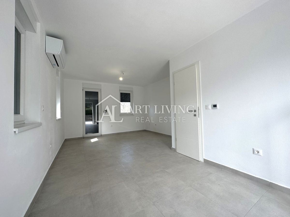 Poreč, okolica - dvosobno, dvoetažno stanovanje z vrtom velikosti 135 m2