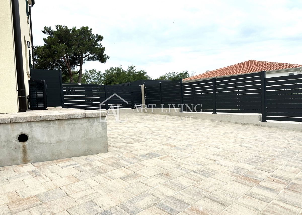 Umag – okolica, Sodobno dvoetažno stanovanje na mirni lokaciji – PRILOŽNOST