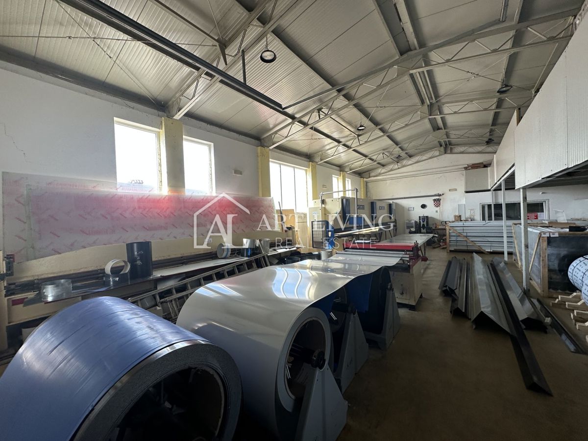 Umag, okolica - Industrijsko skladišče/hala, 280 m², naprodaj ali za dolgoročni najem