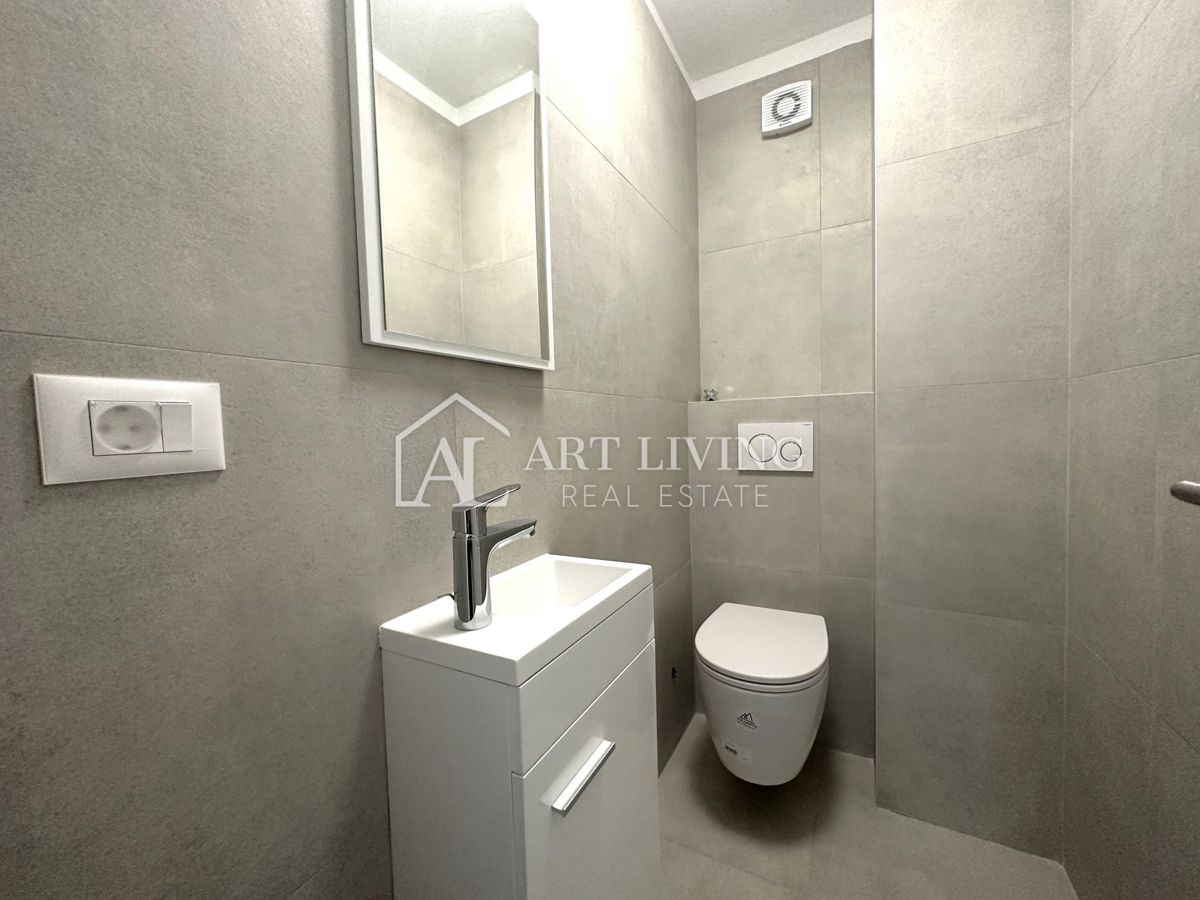 Poreč, okolica - dvoetažno trisobno stanovanje z edinstveno strešno teraso