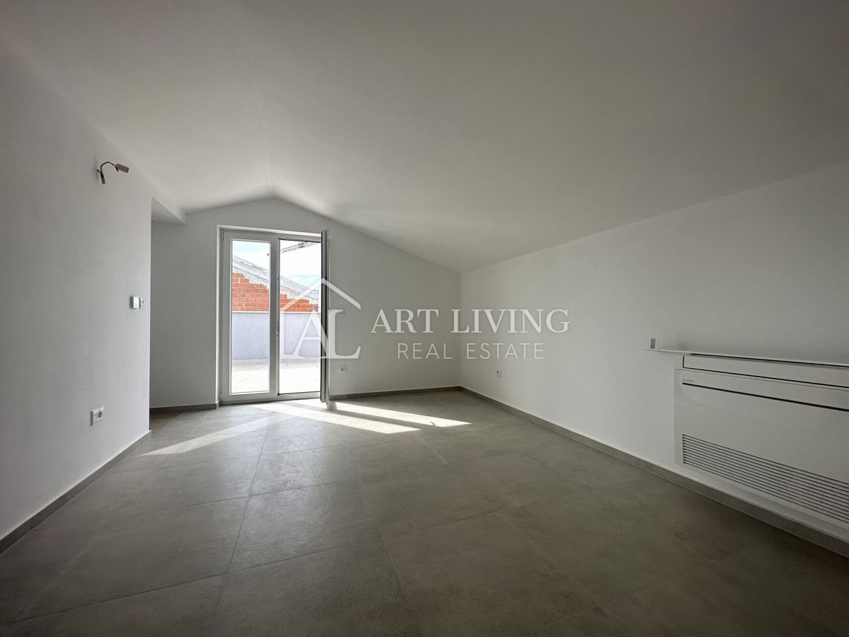 Poreč, okolica - dvoetažno trisobno stanovanje z edinstveno strešno teraso