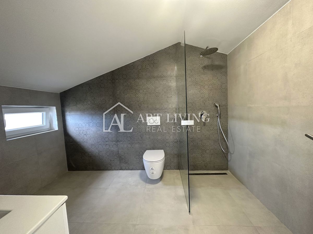 Poreč, okolica - dvoetažno trisobno stanovanje z edinstveno strešno teraso