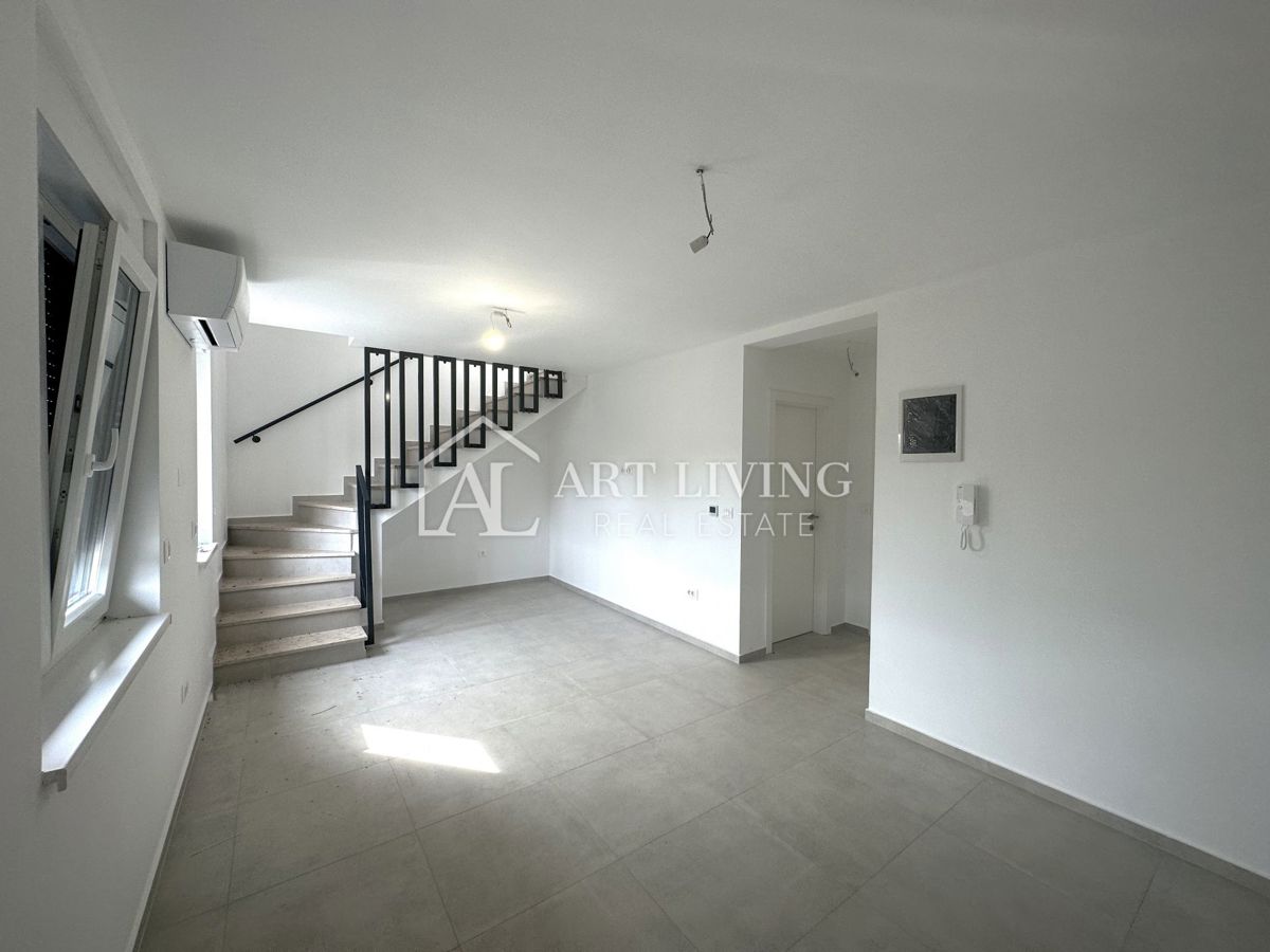 Poreč, okolica - dvoetažno trisobno stanovanje z edinstveno strešno teraso