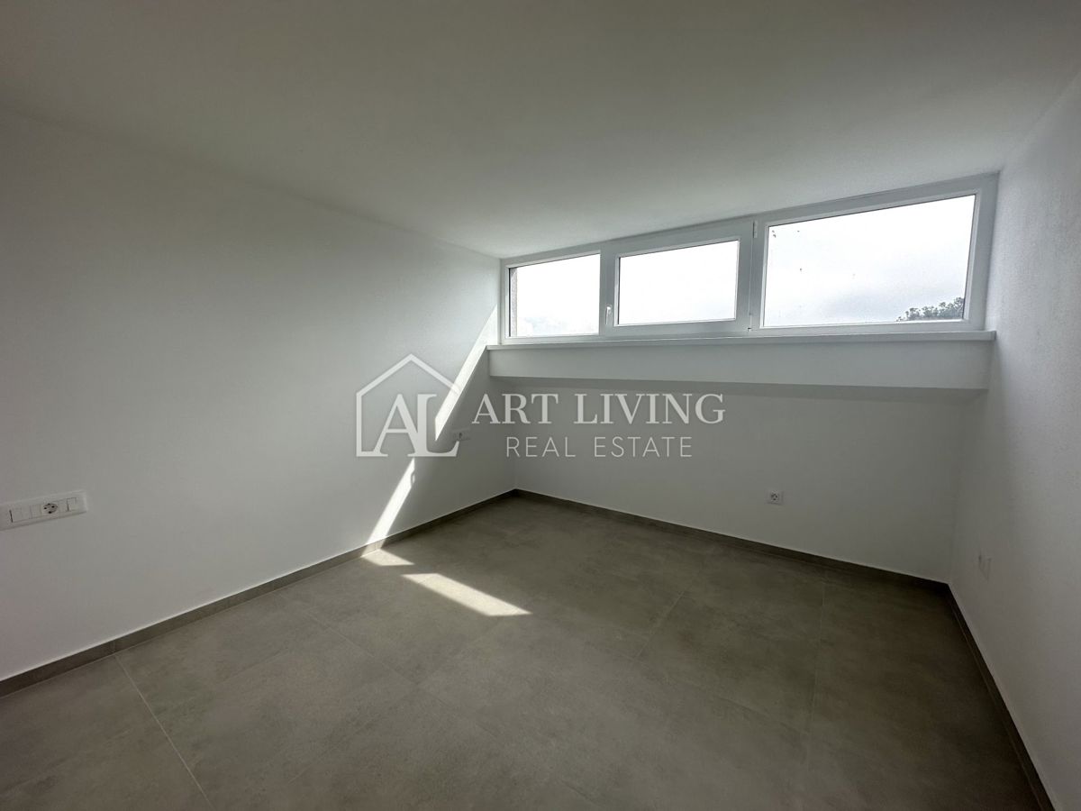 Poreč, okolica - dvoetažno trisobno stanovanje z edinstveno strešno teraso