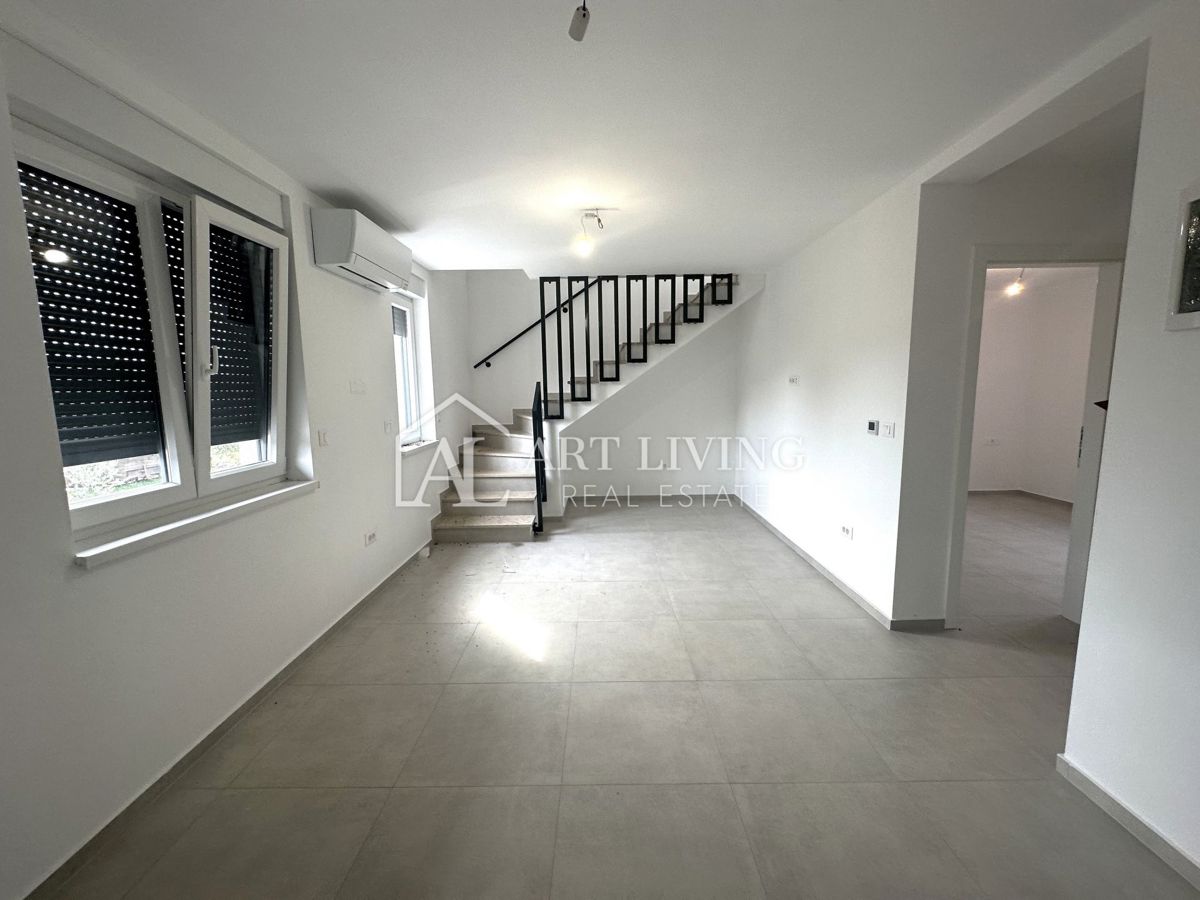 Poreč, okolica - dvoetažno trisobno stanovanje z edinstveno strešno teraso