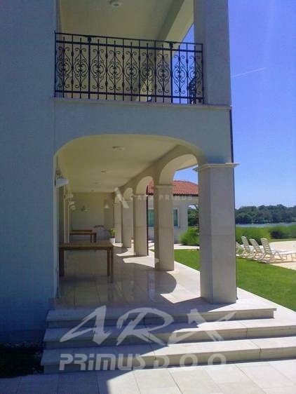 URBANA VILA S BAZENOM