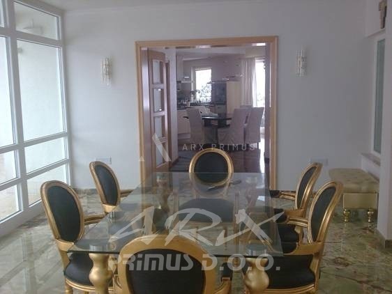 URBANA VILA S BAZENOM