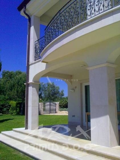 URBANA VILA S BAZENOM