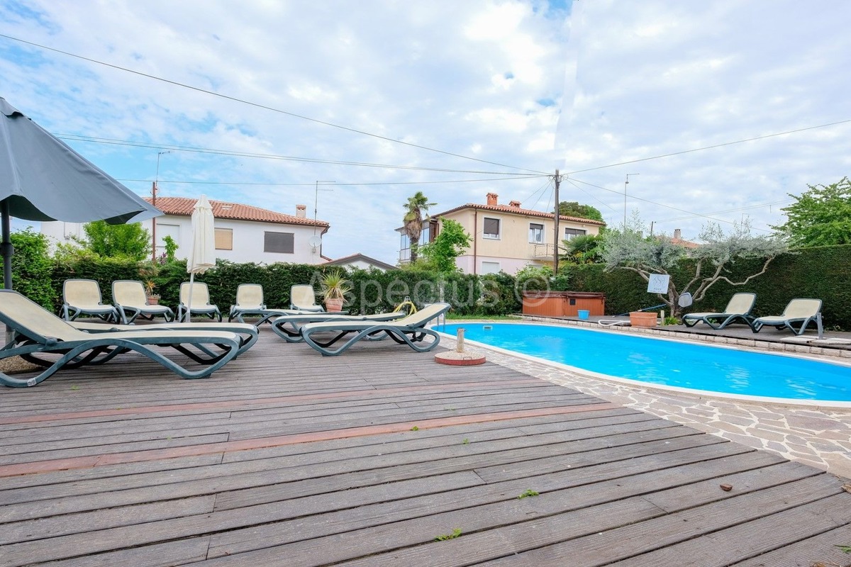 Apartmanska kuća, 12 apartmana,blizina plaže, Umag